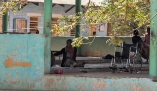 Des personnes en situation de handicap dans l'un des sites de rassemblement de déplacés de Kassala, au Soudan. 2024.