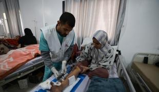 Une femme victime d'un bombardement de l'armée israélienne en consultation avec un membre des équipes MSF à l'hôpital indonésien de Rafah. 2024.