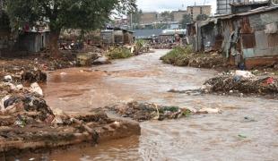 Vue de maisons désormais abandonnées le long de la rivière Mathare. Kenya.