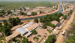 Vue aérienne du centre de santé de Niono au Mali. 