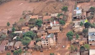 Vue d'hélicoptère d'une ville de l'État du Rio Grande do Sul, dévastée par les inondations.