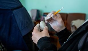 Arts traditionnels ukrainiens réalisés lors d'une activité de promotion de la santé de MSF au hub de Kherson, Vinnytsia.