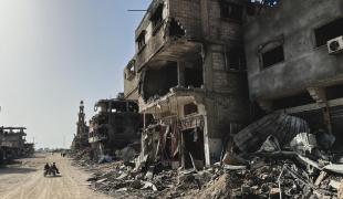 Palestine, Khan Younis, sud de Gaza, 22 avril 2024. Route principale d'accès à Khan Younis. La zone a été complètement détruite en raison des bombardements et des tirs d'artillerie intenses des forces israéliennes. 