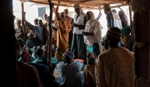 Maryam Muhammad et l'équipe de promotion de la santé de MSF organisent une session de sensibilisation à la recette du Tom Brown pour les hommes à Kebbi. Il est essentiel de convaincre les hommes de soutenir l'approche, car ce sont eux qui, la plupart du temps, subviennent aux besoins de la famille.