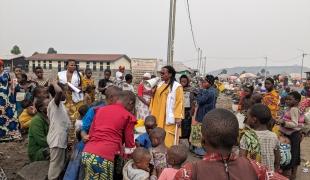 Les agents de promotion de la santé de MSF sensibilisent la population au mpox dans le camps de déplacés de Kanyaruchinya, à Goma, au Nord-Kivu. 