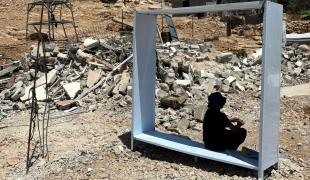 Un jeune palestinien devant les ruines de sa maison démolie sans avertissement, à Umm al Kheir, à Masafer Yatta, en Cisjordanie.