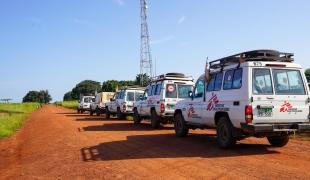 Cinq voitures MSF transportent des fournitures et des équipes MSF vers une clinique mobile dans le comté de Morobo, en Equatoria-Central, au Soudan du Sud.