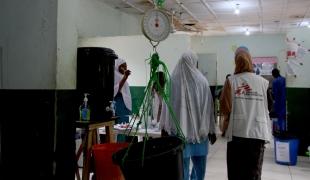 Maryam et Hauwa, infirmière et assistante sociale MSF, voient des patients au centre d'alimentation thérapeutique de l'hôpital général de Zurmi, dans l'État de Zamfara.
