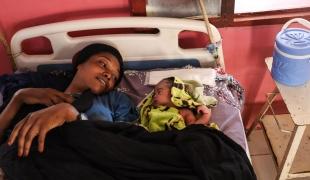 Anhar Hassan Mohammed Omar, 29 ans, habite le quartier de Jir South à Nyala. Elle a travaillé 16 heures par jour pour couvrir les frais de traitement et de nutrition du début de sa grossesse jusqu'à son neuvième mois. Elle a été opérée d'une césarienne à l'hôpital universitaire de Nyala, où elle a reçu les soins nécessaires.