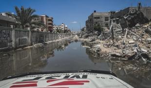Vues des destructions dans les rues attenantes à l'hôpital Nasser à Gaza, en mai 2024. 