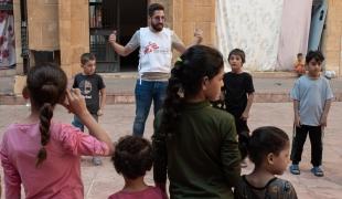 Un membre des équipes MSF organise des activités pour les enfants dans l'abri d'Azarieh à Beyrouth. Octobre 2024. Liban.