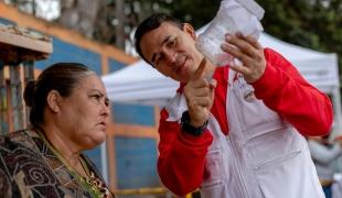 Une habitante d'El Manchen au Honduras, en discussion avec un membre des équipes MSF lors d'une opération de relâchement de moustique.