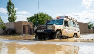 Vue d’un véhicule MSF circulant dans un quartier inondé de la ville de Ténenkou après les pluies torrentielles qui se sont abattues sur la région. Août 2024. Mali.