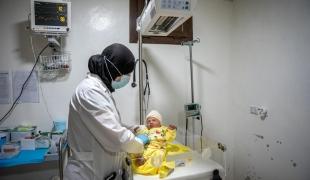 Une infirmière MSF de l'hôpital de Marea, une ville située à 25 kilomètres au nord d'Alep, auprès d'un nouveau-né. Syrie. Juillet 2024.