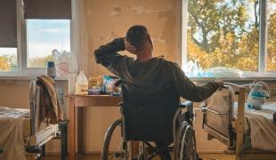 Un patient de l'hôpital de Tcherkassy, soutenu par les équipes MSF, qui apprend notamment à marcher avec des béquilles suite à une amputation. Octobre 2024. Ukraine.