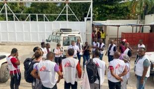 Après l'explosion d'un camion-citerne le 14 septembre à Miragoâne, les équipes de MSF se rassemblent devant l'hôpital Carrefour pour organiser la prise en charge dans les heures à venir, essentielles pour aider les blessés. Au total, six ambulances MSF ont été mobilisées.