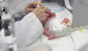 Un enfant prématuré est soigné à l'hôpital Nasser de Khan Younès, à Gaza, où les équipes de MSF travaillent dans l'unité de soins intensifs néonatals du département de pédiatrie.