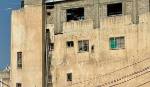L'un des bâtiments visés par des tirs intenses des forces israéliennes dans le camp de réfugiés de Nur Shams, à Tulkarem, dans le nord de la Cisjordanie. Le camp abrite environ 13 000 personnes selon l'UNRWA.