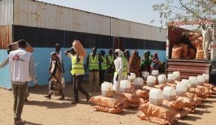 Au Darfour du Sud, MSF a mis en place une distribution de deux mois de nourriture aux familles des enfants malnutris pris en charge dans sa clinique ambulatoire.