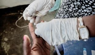Gel de l’aide américaine : l'incertitude autour du programme PEPFAR met des millions de personnes en danger