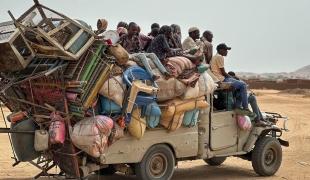 Des personnes déplacées atteignent la localité de Tawila. Elles viennent principalement d'El Fasher et des camps environnants tels que Zamzam et Abu Shok. L'extrême violence, les bombardements répétés, l'inflation et les pénuries alimentaires sont les principales raisons de leur déplacement.