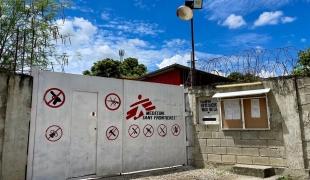 Vue d'une des entrées de l'hôpital MSF de Tabarre, mai 2025.