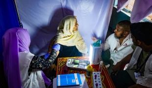 Une infirmière MSF recueille des échantillons pour tester la charge virale dans le cadre d'une vaste campagne de dépistage et de traitement lancée par MSF dans les camps rohingyas. 