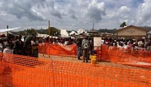 Des personnes déplacées par les conflits entre le M23, l'armée congolaise et leurs alliés respectifs à Bambo, dans la région du Nord-Kivu à l'est de la RDC, le 28 mai 2025.
