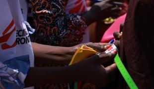 Un membre du personnel MSF mesure le périmètre brachial (MUAC) d'un enfant dans le camp de Gubio. Maiduguri, État de Borno, Nigeria, septembre 2024. 