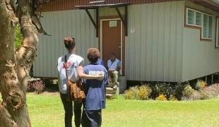 Un médecin  MSF avec une volontaire de santé au centre de santé de Minj, dans la province de Jiwaka, Papouasie-Nouvelle-Guinée