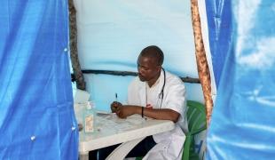 Un médecin MSF enregistre les informations des patients dans une clinique mobile à Golé, l'une des trois localités où les équipes MSF interviennent. Le paludisme représente la majorité des cas traités, suivi des infections des voies respiratoires et des maladies sexuellement transmissibles.