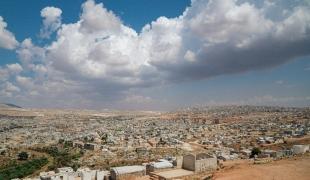 Des milliers d'abris pour personnes déplacées sont parsemés dans la ville d’Idlib