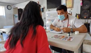 An MSF staff sees a patient in a consultation during a mobile clinic in Ciudad Juárez, in northern Mexico.