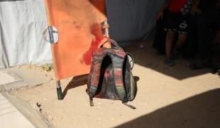 Un sac ensanglanté appartenant à l'un des civils admis au centre de santé MSF d'Al Mawasi, blessé alors qu'il tentait de se procurer de la nourriture au site de distribution du GHF, le 2 août 2025.