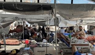 En l'absence de lits disponibles, les couloirs et les espaces extérieurs de l'hôpital Nasser sont remplis de patients, alors que les établissements médicaux de Gaza luttent contre le génocide israélien en cours.