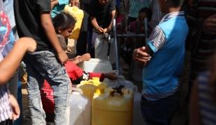 Un point de distribution d'eau MSF est situé à proximité de notre centre de soins de santé primaires à Mawasi.