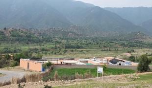 Vue de la clinique de MSF dans la vallée de Tirah, près de la frontière afghane, une région marquée par les destructions  et le déplacement de milliers de personnes à cause du conflit entre les forces gouvernementales et les groupes armés. Pakistan, juin 2025