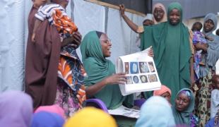 Une agent de promotion de la santé MSF dans l'un des centres de nutrition thérapeutique de MSF dans l'État de Katsina où, comme dans tout le nord du Nigeria, une grave crise de malnutrition s'aggrave depuis quelques années.