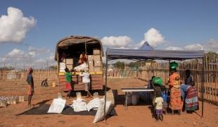 L'espace de distribution de nourriture où les familles reçoivent du riz, des haricots, de l'huile et du sel.
