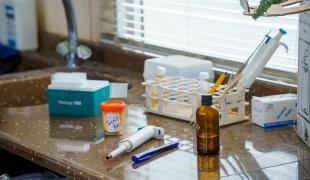 Laboratoire de l'hôpital Ibn Al-Baladi en Irak, où MSF soutient les services de diagnostic de la tuberculose et les activités de promotion de la santé. Septembre 2025