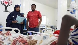 Le docteur Fartun Sa’ida et le référent médical du projet MSF, Abdirazak Hassan, examinent une patiente dans le service des fistules obstétricales de l’hôpital régional de Bay à Baidoa, dans l’État du Sud-Ouest, en Somalie.