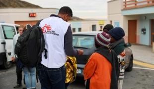 Un membre de MSF intervient auprès de survivants de naufrages