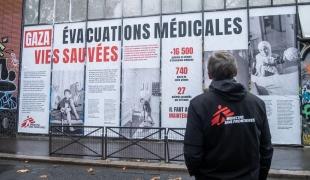 Collage affiché par les équipes de MSF à Paris pour dénoncer l'absence d'évacuations médicales depuis Gaza, le 6 novembre 2025. 