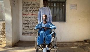 AM a été blessé aux jambes lors de l'attaque d'une mosquée à El Fasher. Il raconte que les prix des denrées alimentaires étaient extrêmement élevés et que la ville était constamment en proie aux pillages et aux attentats à la bombe. Hôpital de Tawila