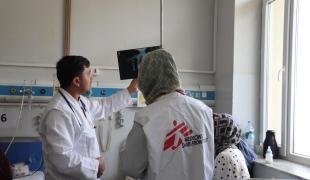 Sorya Rashid et Ahmad Reshad, une équipe de médecins de MSF, analysent le rapport d'Umar, âgé de quatre ans, admis à l'unité de soins intensifs pédiatriques de l'hôpital régional Abo Ali Sina, à Mazâr-e Charîf, en Afghanistan.