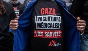 Les équipes de MSF ont installé une affiche géante à Paris pour dénoncer l'absence d'évacuations médicales depuis Gaza.
