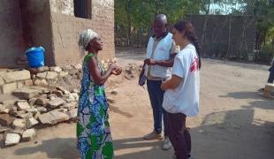 Une habitante du village de Lweba, dans le territoire de Fizi, au Sud-Kivu, en République démocratique du Congo échange avec des intervenants MSF