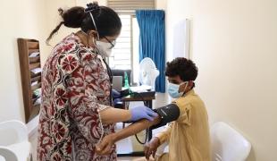 Natasha Mustafa, médecin pour MSF, examine un patient à la clinique antituberculeuse de MSF, située au centre de santé rural de Baldia, à Karachi.