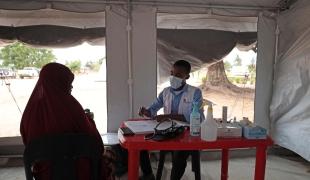 Baltazar Vicente Sassita, responsable clinique MSF, s'occupe d'une femme à la clinique mobile d'Alua Sede, district d'Eráti, province de Nampula.