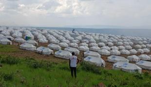 Un membre MSF devant le camp de Busana